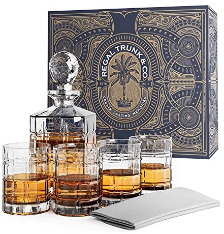 REGAL TRUNK & CO. Juegos de decantadores de whisky | 4 vasos cuadrados grabados | juego de decantador de cristal bourbon y whisky escocés | Viene en caja de regalo y con paño para pulir vidrio.