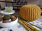 Abato Premium Sitzhocker Strick-Hocker Pouf extra stabil 45x45x30cm 100% Baumwolle, vom Designer entwickelt und kontrolliert, echte Handarbeit (gelb)