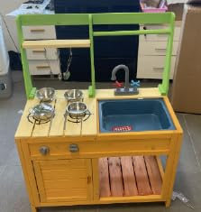 COSTWAY Cuisine Extérieure Enfant en Bois avec Évier et Robinet, Cuisine de Boue avec Bouton Rotatif et Four et Accessoires Riches, Étagère Ouverte, Cuisine Boueuse pour Enfant de 3 Ans+