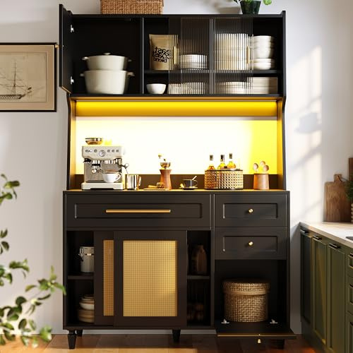 A ALFRESCOOL Armario de cocina, armario alto, armario de vitrina, armario buffet con estantes ajustables, armario de comedor con 3 cajones, aparador con iluminación LED, ratán sintético, color negro