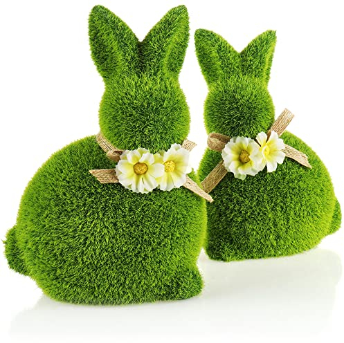 com-four® 2X Dekofigur - Osterhase mit Schleife und Blumen - grüne Hasenfigur aus Keramik - Dekofiguren für Frühling und Ostern - Hasenpaar mit Kunst-Gras überzogen - Osterdeko (2 x Hase-20 cm)