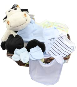 Blaue neugeborene Babyschale mit Kuh, Kleidung und Windeln