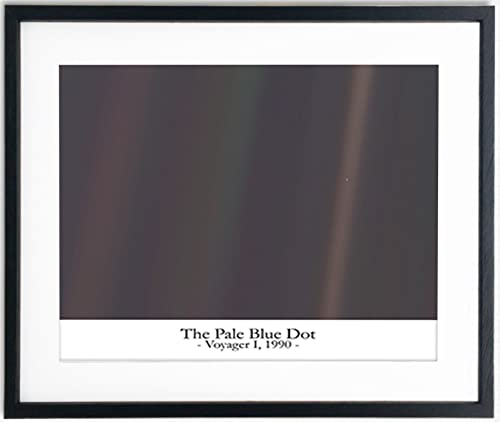 The Pale Blue Dot Photo - NASA Photo - Framed Space Decor/Galaxy Wall Decor & Büro-Wand-Dekor, Astronomie-Geschenke für Sie oder Ihn/Trendy Moon Decor, Wissenschaftsplakat Wall Art (28cm x 36cm)