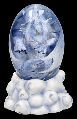 Figuren Shop GmbH Figura de huevo de dragón, dragón azul en huevo, figura de dragón pintado a mano (10 cm), colección Tales of Aurelion, idea de regalo para los fanáticos del aire y los elementos
