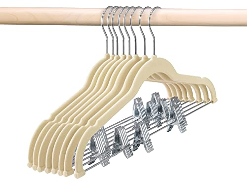 HOUSE DAY Samt-Kleiderbügel, 12 Stück, Beige mit verstellbaren Clips, platzsparende, schmale Hosenbügel, strapazierfähig für Shorts, rutschfeste Clips für Hosen, Röcke