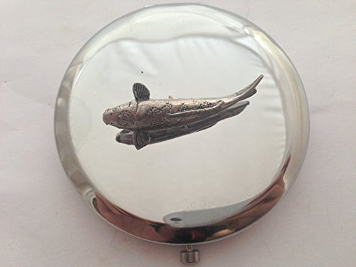 F28 Koi Carp impresionante emblema de peltre en un espejo compacto redondo pulido para mujer en caja de presentación viene con embalaje Pride In Details. Fabricado en Sheffield