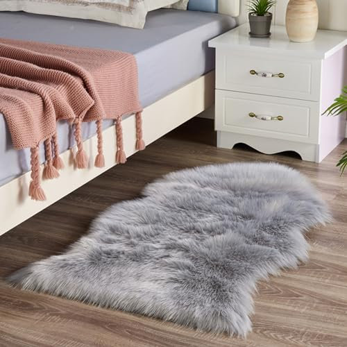 HARESLE Grau Kunstfell Teppich,Kleiner Teppich Wohnzimmer,Lammfell Teppich Waschbar,Teppich Weich Grau,Fell Bettvorleger Schlafzimmer,Hochflor Teppich Waschbar（Grau-Unregelmäßig, 60x120 cm）
