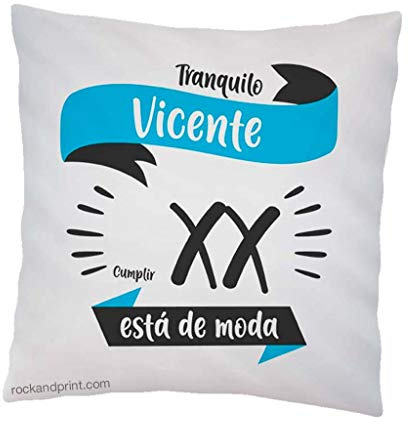 Cojín frase cumpleaños. Edad personalizable 40x40 cm. Incluye relleno. Almohadón original idea regalo cumplir está de moda 15 años 18 años 30 años 50 años