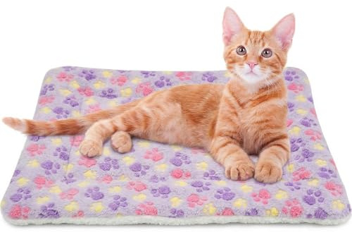 GWEOR Manta Suave para Perros y Gatos con Estampado de Huellas Moradas, Alfombrilla Mullida y Lavable para Mascotas, Colchón Cómodo para Sofá, Cama y Transportín, Accesorio Versátil de Descanso
