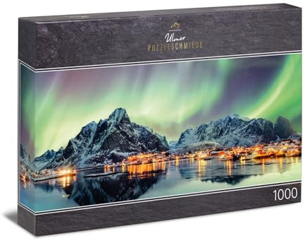Ulmer Puzzleschmiede - Puzzle panoramico 1000 pezzi di danza luminosa del nord – motivo puzzle norvegese con luci norvegesi nel cielo notturno tramite villaggi di pescatori su Lofoten, Norvegia