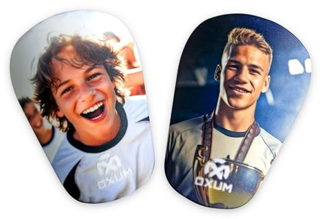 Oxum Sport - Protège-Tibias de Football personnalisés Mini pour Enfants et Adultes - Inclut Vos Photos - Pochette pour protège-Tibias Offerte - M 10x6cm / S 8,3x5,5cm Gamme Airlite Player