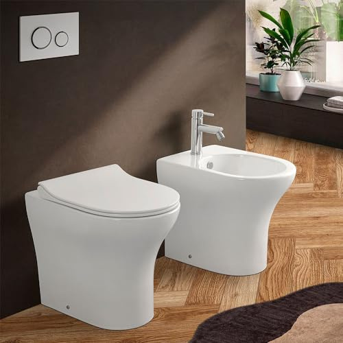 Coppia sanitari filomuro senza brida e scarico universale, in bianco lucido con copriwc originale soft-close e fissaggi inclusi, ITACA