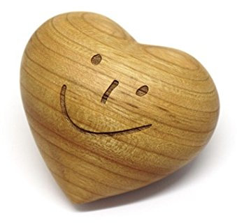 Thankgoods Sag´s mit Herz - Holzherz Handschmeichler mit Smiley Gravur, Unikat aus Obstholz, 6,5 x 5,5 cm Geschenk für Sie und Ihn