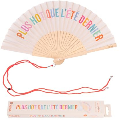 Fisura – Ventaglio in legno moderno con messaggio “plus h*t que l’été dernier”. Accessorio sofisticato e alla moda, ventaglio a mano beige con pratico gancio. Dimensioni: 42,5 x 23 cm