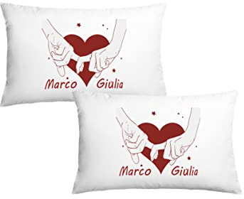 Coppia Federe di San Valentino con Nomi Personalizzati per Cuscini Letto Fidanzati Idea Regalo Originale Lui e Lei (Cuore Mani, Amore)