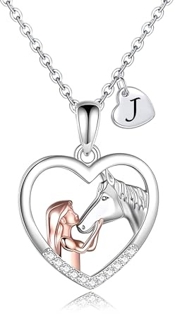 Kraven Collier Fille et Cheval pour Femme Fille Lettres Initiales Coeur Pendentif Collier Cadeaux de Amoureux des Chevaux et Fille Chaîne Bijoux (J)