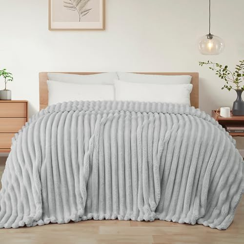 Exclusivo Mezcla Queen Size, flanell, fleecefilt, supermjuk 3D-randig jacquard, sängfilt, lätt luddig, mysig filt för alla årstider, 230 x 230 cm, ljusgrå filt | Mjuka andningsbara mysiga sängfiltar, lätta plysch fluffiga luddiga jacquard-dekorativa filtar