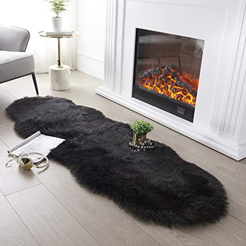 Alfombra suave y mullida de piel de oveja sintética, color negro, para sofá, sofá, salón, 2 x 6 pies SERISSA (forma de piel de oveja), color negro