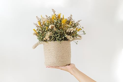 Querida Margarita – Centro Ischia · Arreglo de Flores Preservadas en Cesta de Yute Natural (Espigas, paniculata, flores silvestres, detalles amarillos) · Hecho a Mano en España · 30x40 cm