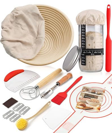 Cestino Lievitazione Pane Rotondo 23cm – 10 Pezzi Kit Completo di Panettiere con Banneton in Rattan Naturale, Sourdough Starter Kit, Lame con 5 Lame, Tappetino in Silicone, Raschietto e 16 Stencil