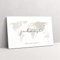 HEI Print Leinwand Weltkarte Zuhause mit Koordinaten und Namen - personalisiertes Bild Weltkarte in beige, Einzugsgeschenk Bild, Familienbild Home, Deko zu Hause (Leinwand)