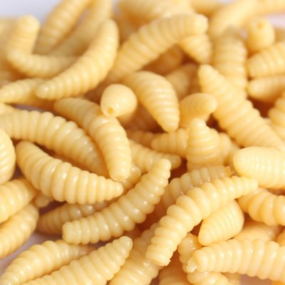 Fake Maggots - 50pcs 2cm 0.3g Maggot Grub Soft Lure Baits Worms Fishing Lures - Maggots Fishing Bait (Yellow)