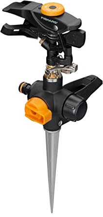 Fiskars Pulsierender Sprinkler mit Erdspieß, Mit On/Off-Ventil, Universalgröße, Ø 26 m Reichweite, Schwarz/Orange, 1027029