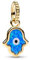 PANDORA Moments Schillernde Blaue Hand der Fatima Charm-Anhänger mit 14 Karat vergoldeter Metalllegierng, Kompatibel ME Armbändern, 762699C01
