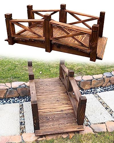 Ponte classico da giardino ad arco in legno, passaggio pedonale per piccoli ruscelli e stagni