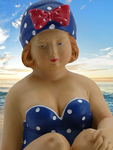 Pommerntraum ® | Sammlerfigur Maritime Badenixe im blauen Badeanzug | mollige Badelady | üppige Nana | Rubensfigur | Rubensdame | Dekofigur | Badefigur (blau - Weiss - rot)