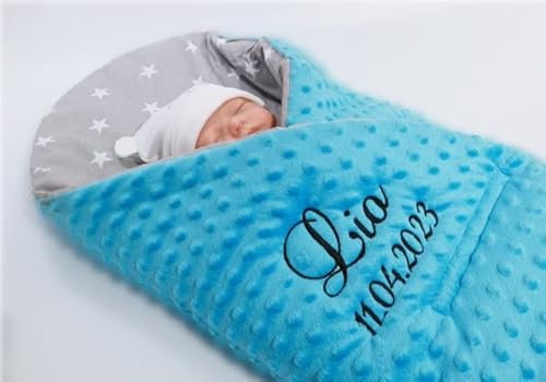 BotoBaby ★ Zweilagige Einschlagdecke Babydecke mit Namen und Datum Bestickt ★ Minky Hörnchen ★ Baumwolle ★ Füllung ★ 75x75 cm ★ (Blau - Sternen)