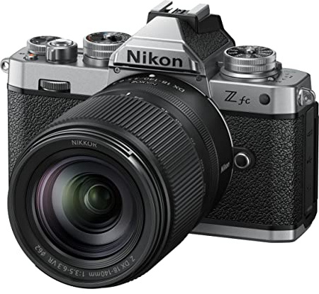 Nikon Z fc + Z DX 18-140VR + Lexar SD 64 GB 800x Pro Fotocamera Mirrorless, CMOS DX da 20.9 MP, Mirino Elettronico (EVF), LCD 3.2 Touch, Video 4K, Nero [Nital V.I.P.: 6 anni di garanzia]