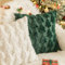 UBRAVE Kissenbezug 45x45cm, 2er Set Weihnachten Kissenbezüge, Flauschig Künstlich Pelz Sofakissen mit Reißverschluss, Winter Zierkissenbezug Couch Wohnzimmer Deko, Weiß und Grün