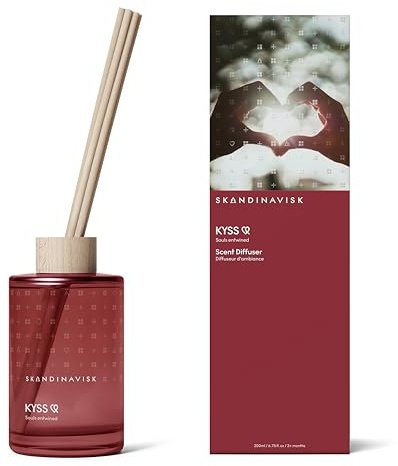 Skandinavisk KYSS 'Kiss' doftspridare med 8 vass. Varar +3 månader. Doftnoter: Björnbär och ros, sockergodis och kryddnejlika. 200 ml