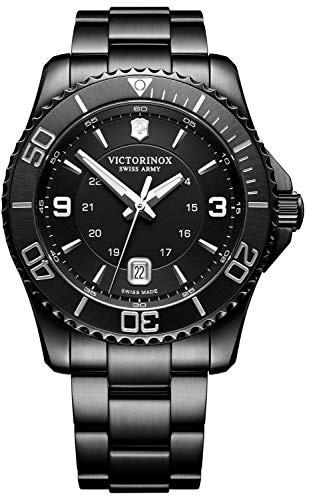 Victorinox Montre Homme Maverick Black Edition Ø 43 mm, Swiss Made, Quartz Analogique, Étanche Jusqu’à 100 m, Bracelet INOX, Noir