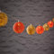Lights4fun 10er LED Solar Lichterkette – Kugeln im Rattan-Design in Orange & Beige – Warmweiße Außenbeleuchtung für Garten, Balkon & Terrasse – Wetterfeste Solarlampen