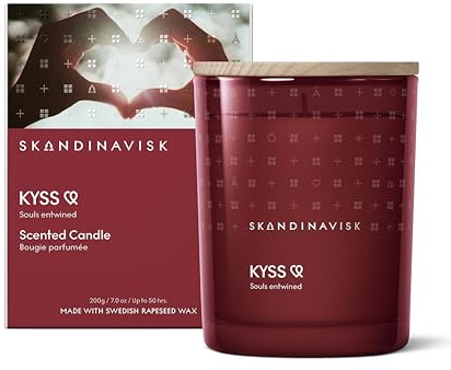 Skandinavisk KYSS 'Kuss' Duftkerze. Duftnoten: Brombeeren und Rose, Kandiszucker und Nelken. 200 g.