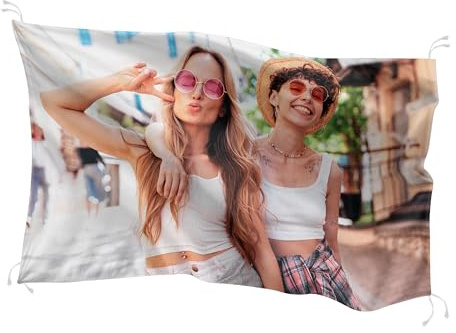 Made In Gift | Bandera Personalizada para Decorar – 102x70 cm | Crea tu Propio Diseño con Texto, Imagen o Logo | Banderas con Cintas para Colgar | Ideal para Habitaciones, Fiestas o Balcones