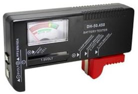 Comprobador de pilas y baterías con pantalla analógica, medición de voltaje y función de prueba, ideal para verificar el estado de energía.
