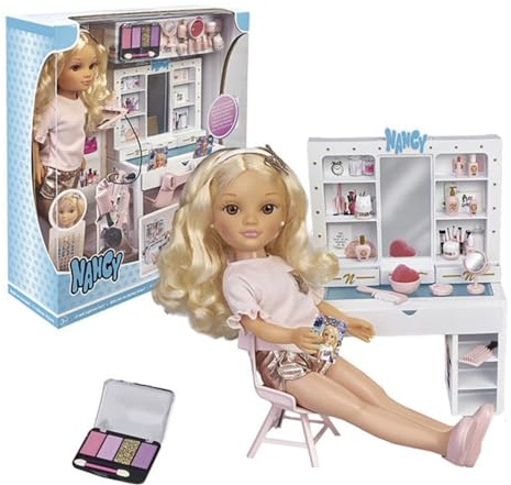 Nancy Un día de Belleza, Muñeca de Pelo Rizado con un tocador de Maquillaje y Peinados, Juego con Accesorios y Pegatinas para Decorar, Recomendado a Partir de 3 años, Multicolor