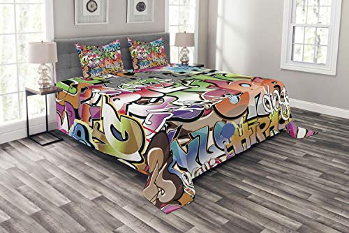 ABAKUHAUS urban Graffiti Tagesdecke Set, Blockbuster Schlagwörter, Set mit Kissenbezügen Waschbar, für Doppelbetten 220 x 220 cm, Mehrfarbig Blasse Taupe