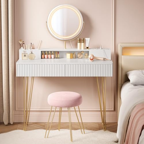 VASAGLE Tocador con Taburete e Iluminación, Regleta de Enchufes, Espejo Giratorio, 40 x 100 x 134,8 cm, Taburete Tapizado, Blanco Mate y Dorado Pálido RVT619W01