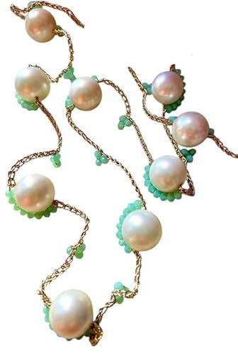 Sorelle Frappalà Collana artigianale fatta a mano, lavorata all'uncinetto con filato prezioso, perle di Maiorca grezze bianche e mini cristalli in vetro verdi – Gioiello elegante, pezzo unico.
