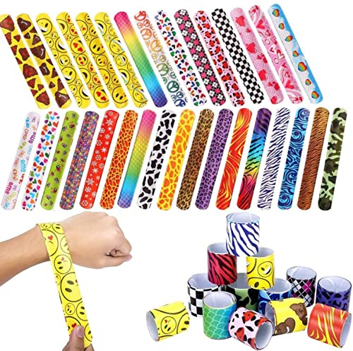 LATERN 100 Piezas Banda de Bofetada Pulseras Slap, Bandas de Ajuste Recuerdos de Fiesta con Corazones de Colores Piel de Animal Emoji Estampados Navideños Slap Band