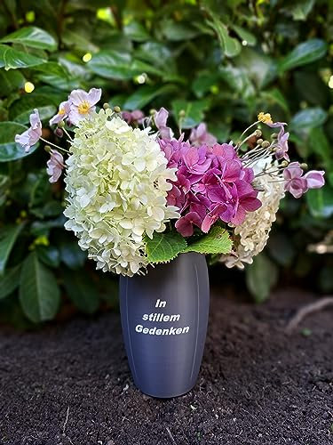 Grabvase mit Spruch In stillem Gedenken Grabdeko Steckvase Vase für Grab 25cm Blumenvase Kunststoff Trauerschmuck Friedhofsvase witterungsbeständige Grabvase Grabschmuck Friedhof