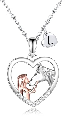 Kraven Collier Fille et Cheval pour Femme Fille Lettres Initiales Coeur Pendentif Collier Cadeaux de Amoureux des Chevaux et Fille Chaîne Bijoux (L)