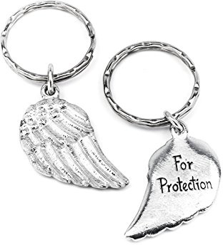 Angel Wing metall nyckelring för skyddsmeddelande. Handgjord tennnyckelring, dubbelsidig nyckelring med en detaljerad ängel effekt på ena sidan och For Protection inskriven på baksidan. Robust nyckelring, handgjord i Storbritannien. Förpackad i en organzapåse.