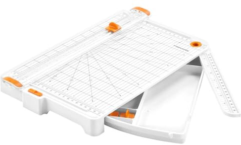 Fiskars Tagliacarte Grande con Vano Portaoggetti, SureCut, Formato A4 Verticale, Formato A3 Orizzontale, Con Guida alle Linee di Taglio, Incluse 3 Lame da Taglio TripleTrack al Titanio, 1077981