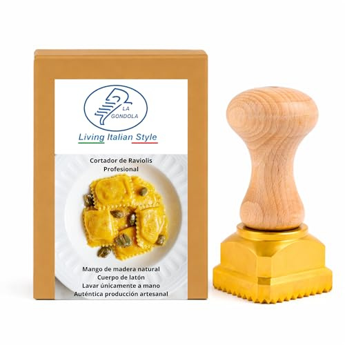 La Gondola Cortador de Raviolis Caseros - Cuadrado Festoneado 45x55 mm | Cortapastas de Latón y Madera Natural | Cortador de Pasta Robusto Fácil de Usar | Utensilio para Pasta Fresca Hechos en Italia
