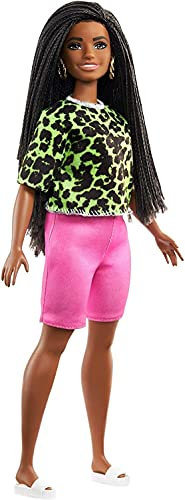 Barbie GYB00 - Fashionistas Puppe 144 (brünett) mit grünem Oberteil im Leoparden-Look, pinken Shorts, weißen Sandalen und Ohrringen, Spielzeug Geschenk für Kinder ab 3 Jahren